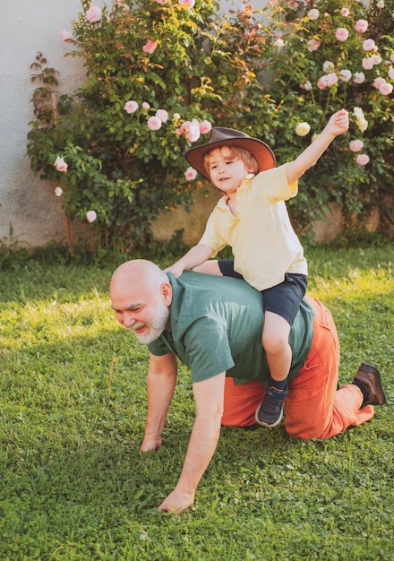 Festa del papà nonno e nipote che giocano insieme il tempo della famiglia bambino con il nonno sogna a s