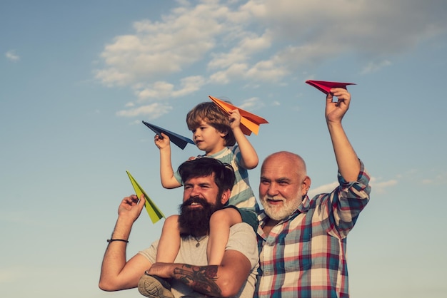 Festa del papà nonno padre figlio si abbraccia e si diverte insieme