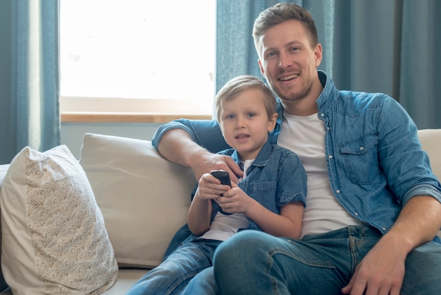 Festa del papà papà e figlio a guardare la tv insieme