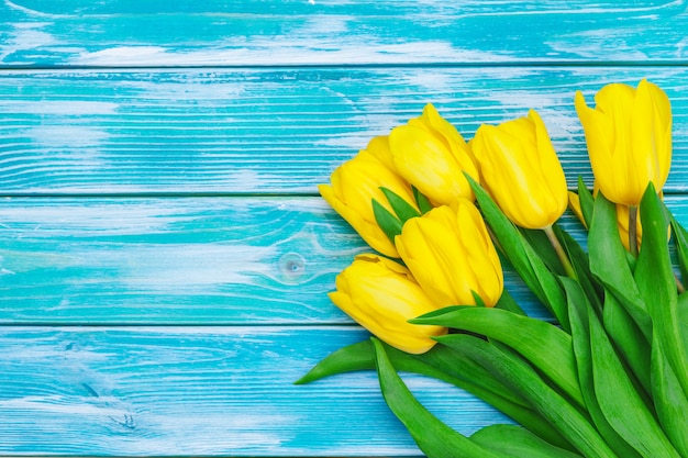 Festa della Donna. Mazzo dei tulipani sul fondo di legno delle plance, spazio della copia, vista superiore