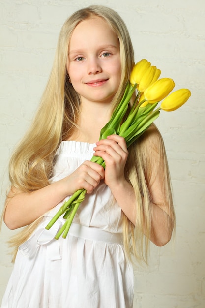 Festa della mamma - bambino carino con fiori tulipani