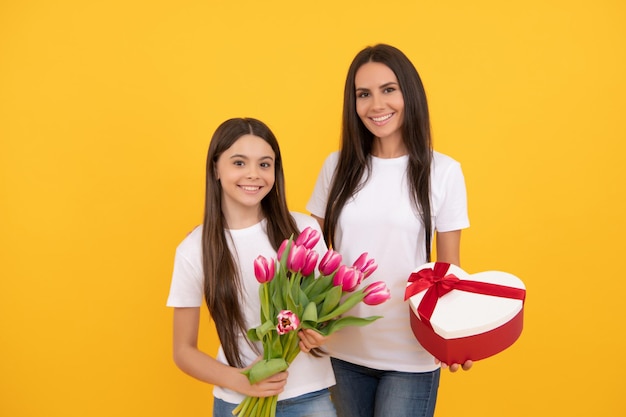 Festa della mamma felice madre e figlia con fiori di tulipano e confezione regalo