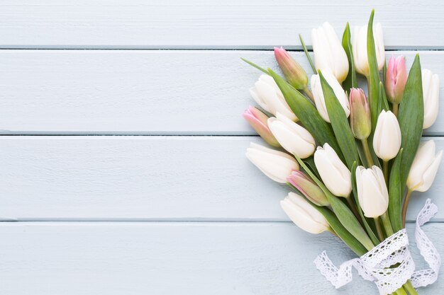 Festa della mamma, festa della donna, Pasqua, tulipani bianchi, regali su grigio