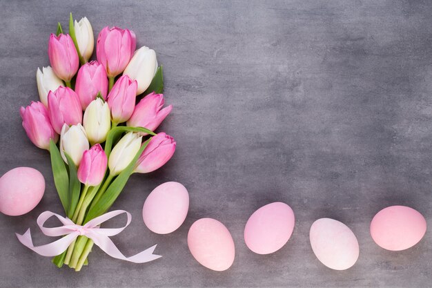 Festa della mamma, festa della donna, Pasqua, tulipani rosa, regali su grigio