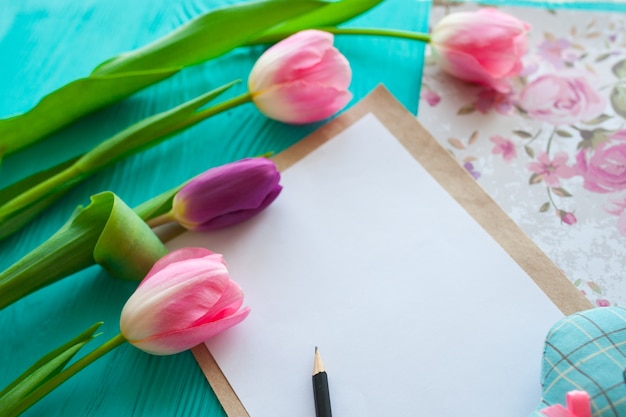 Festa della mamma. Tulipani rosa e biglietto di auguri