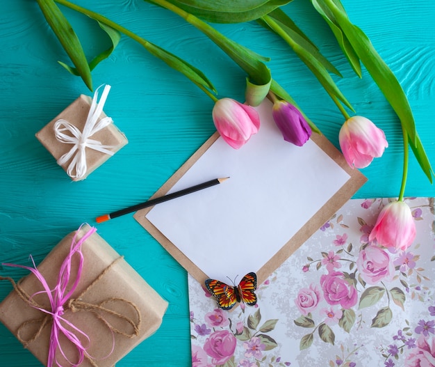 Festa della mamma. Tulipani rosa e biglietto di auguri