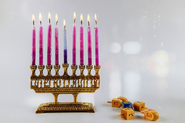 Festa delle luci ebraiche di chanukah una menorah in fiamme simbolo della tradizionale festa ebraica del giudaismo