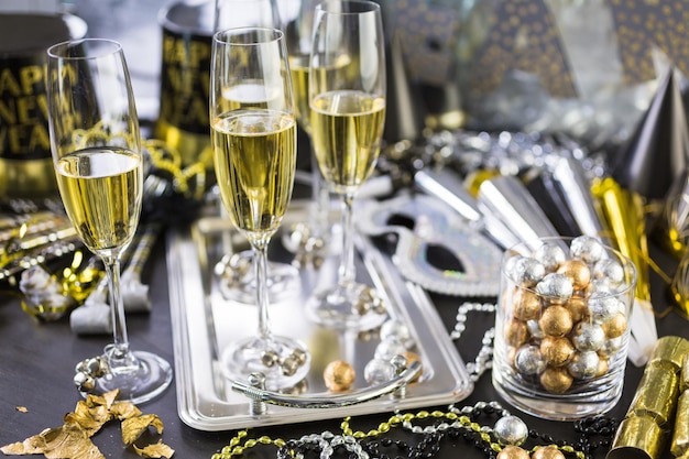 Festa di Capodanno con champagne e cioccolatini.