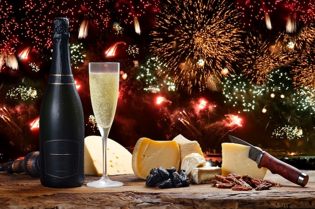 Festa di Capodanno con fuochi d'artificio champagne e formaggi speciali