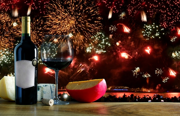 Festa di Capodanno con fuochi d'artificio, vino rosso e formaggi speciali