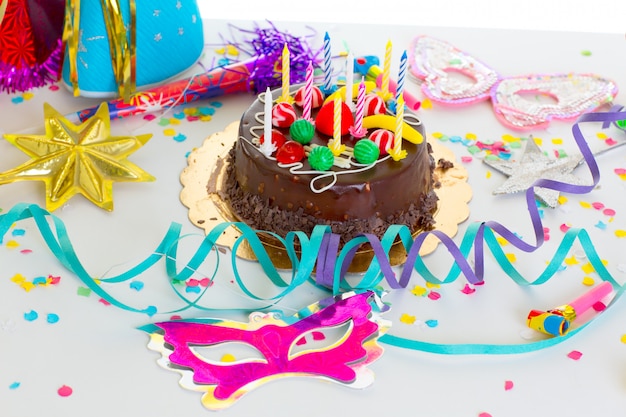 Festa di compleanno per bambini con torta al cioccolato