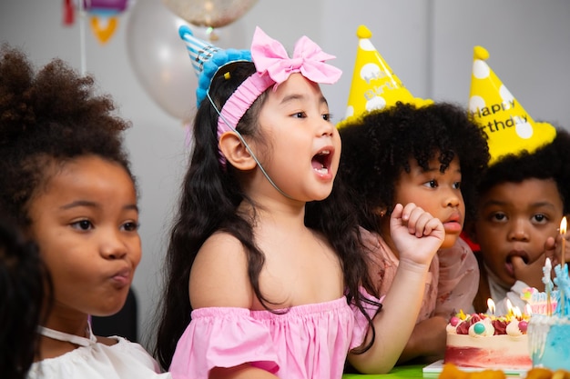 Festa di compleanno per bambini Gruppo di bambini diversi che si divertono alla festa di compleanno