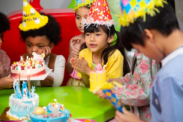 Festa di compleanno per bambini Gruppo di bambini diversi che si divertono alla festa di compleanno