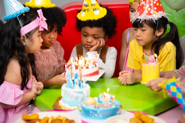 Festa di compleanno per bambini Gruppo di bambini diversi che si divertono alla festa di compleanno