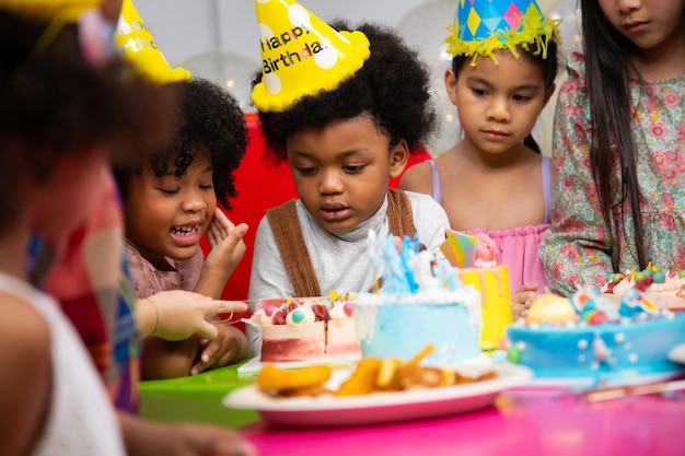 Festa di compleanno per bambini Gruppo di bambini diversi che si divertono alla festa di compleanno