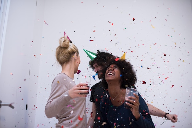 festa di coriandoli felice gruppo di giovani che festeggia il capodanno mentre balla e si diverte a casa