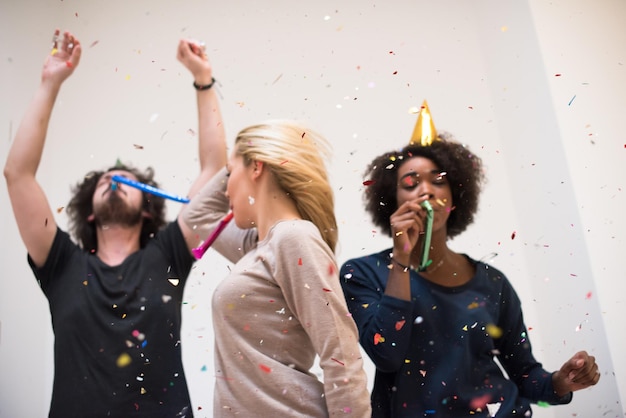 festa di coriandoli felice gruppo di giovani che festeggia il capodanno mentre balla e si diverte a casa