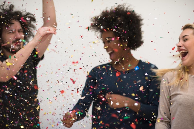 festa di coriandoli felice gruppo di giovani che festeggia il capodanno mentre balla e si diverte a casa