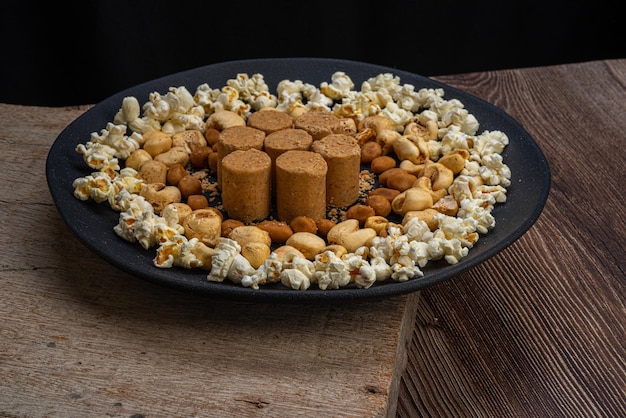 Festa di giugno Arachidi popcorn caramelle arachidi e pacoca su fondo di legno rustico