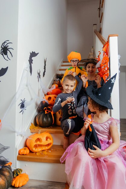 Festa di Halloween per bambini Bambini in costume sulle scale