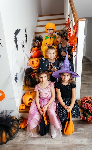 Festa di Halloween per bambini Bambini in costume sulle scale