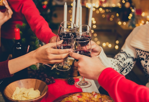 Festa di Natale e Capodanno con gli amici. Bere vino rosso e champagne per festeggiare in vacanza.