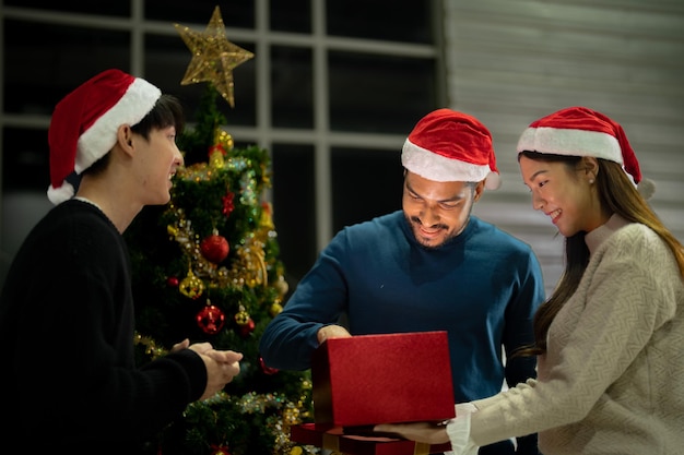 Festa di Natale per celebrare il nuovo anno Amici che si divertono insieme a casa albero di Natale