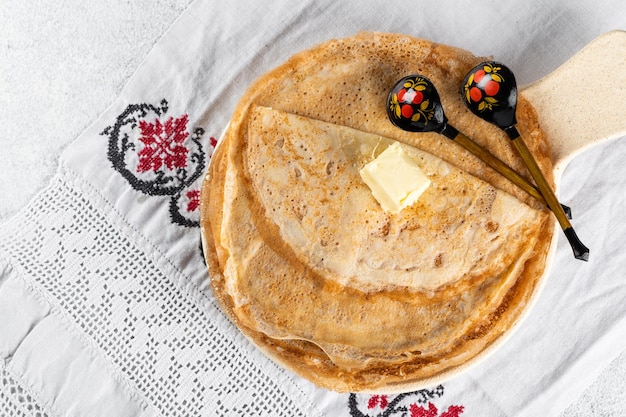 Festa di Shrovetide Maslenitsa. Blini di frittelle russe. Frittelle con miele e marmellata. Cucchiai russi. Festa nazionale russa. crepes russe.