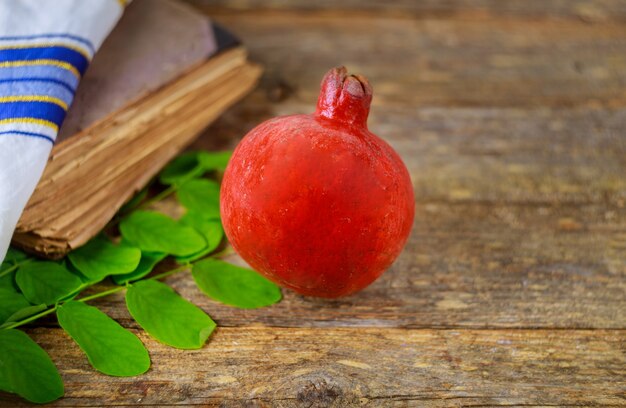 Festa ebraica Celebrazione di Rosh Hashanah sul tavolo festivo