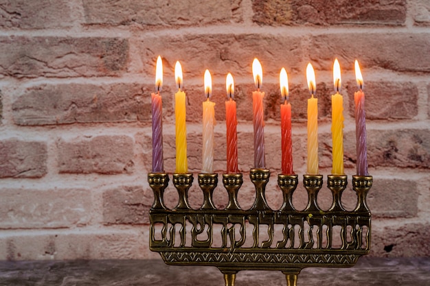 Festa ebraica di Hanukkah con candelabri tradizionali menorah e candele accese