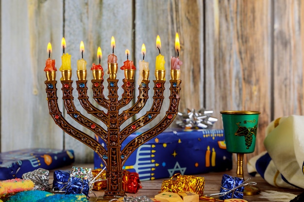 Festa ebraica di Hanukkah con candelabri tradizionali menorah e filatura di dreidels in legno