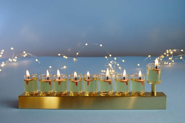 Festa ebraica di hanukkah sfondo con menorah candelabro tradizionale trottola e ciambella su ...
