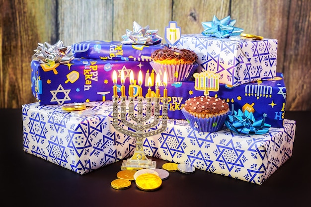 Festa ebraica Hanukkah Composizione festiva per Hanukkah su sfondo scuro
