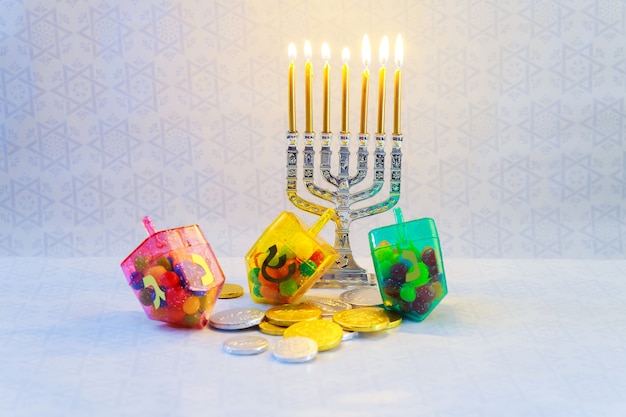 Festa ebraica Hanukkah con menorah, dreidels di legno celebrazione delle candele di Hanukkah