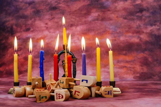 Festa ebraica Hanukkah con menorah su tavola di legno Candele di Hanukkah