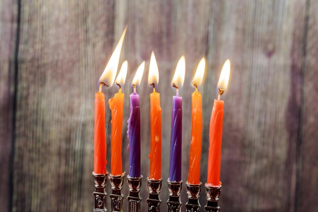 Festa ebraica Hanukkah con menorah tradizionale e dreidels in legno con trottola glitterata