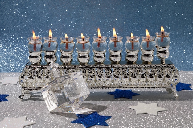 Festa ebraica hanukkah sfondo con olio menorah e dreidel con lettere gimel e suora