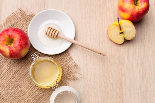 Festa ebraica Rosh Hashanah con miele e mele sul tavolo di legno.