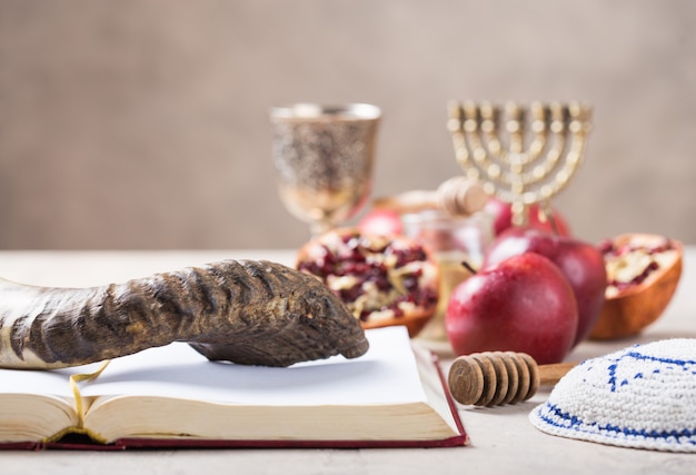 Festa ebrea Rosh Hashana sfondo con miele e fette di mela sul tavolo di legno.