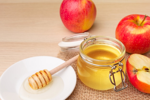 Festa ebrea Rosh Hashanah sfondo con miele e mele sul tavolo di legno.