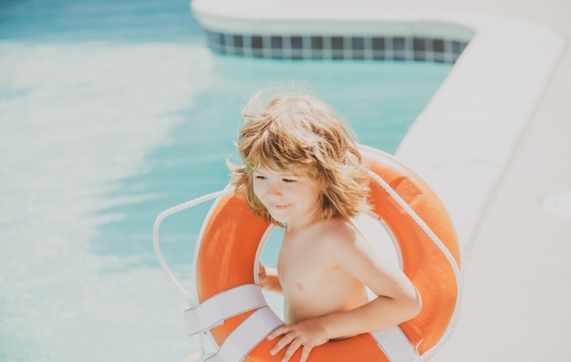 Festa in piscina Ragazzo in piscina Bambino con cerchio di gomma Attività estive Weekend estivo per bambini