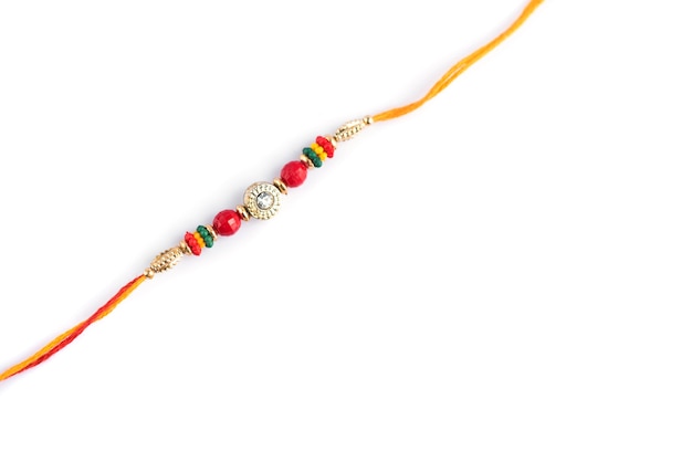 Festa indiana: sfondo Raksha Bandhan con un elegante Rakhi su sfondo bianco