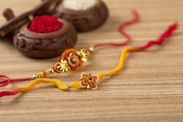 Festa indiana: sottofondo Raksha Bandhan con un elegante Rakhi, Chicchi di Riso e Kumkum