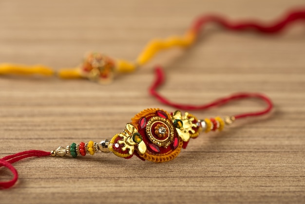 Festa indiana: sottofondo Raksha Bandhan con un elegante Rakhi, Chicchi di Riso e Kumkum