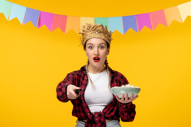 Festa junina bionda ragazza carina in cappello di paglia festival brasiliano con bandiere colorate scioccato