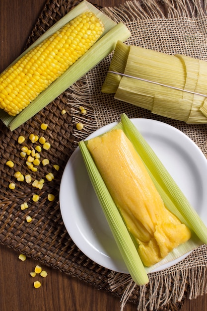 festa junina e pamonha brasiliana su fondo rustico