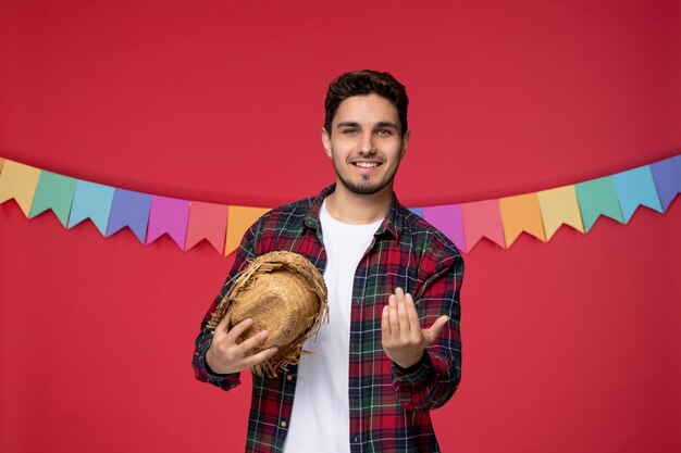 Festa junina felice ragazzo carino che indossa il cappello che celebra il festival brasiliano che invita alla festa