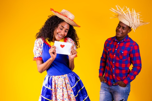 Festa Junina in Brasile donna sorpresa con una lettera d'amore dal fidanzato al festival brasiliano di giugno che indossa un costume