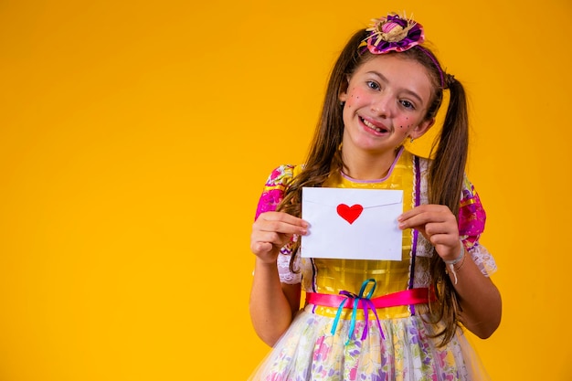 Festa Junina in Brasile giovane ragazza con in mano una lettera d'amore al festival brasiliano di giugno che indossa un costume