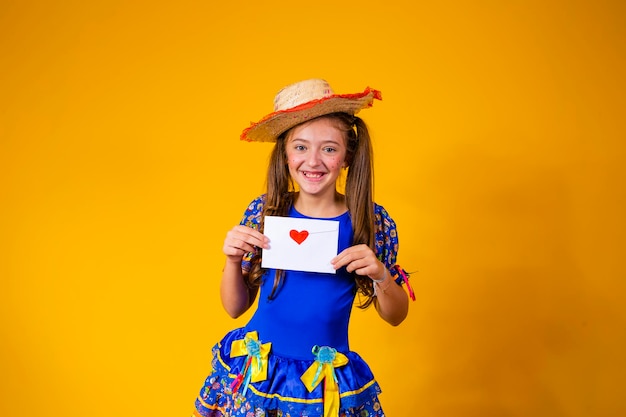 Festa Junina in Brasile giovane ragazza con in mano una lettera d'amore al festival brasiliano di giugno che indossa un costume